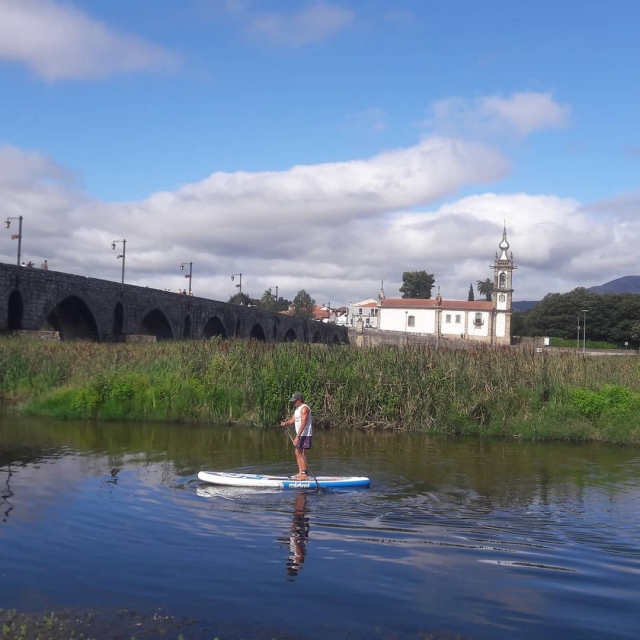 Hacer paddle board rodeado de esle paisaje es todo un sueño