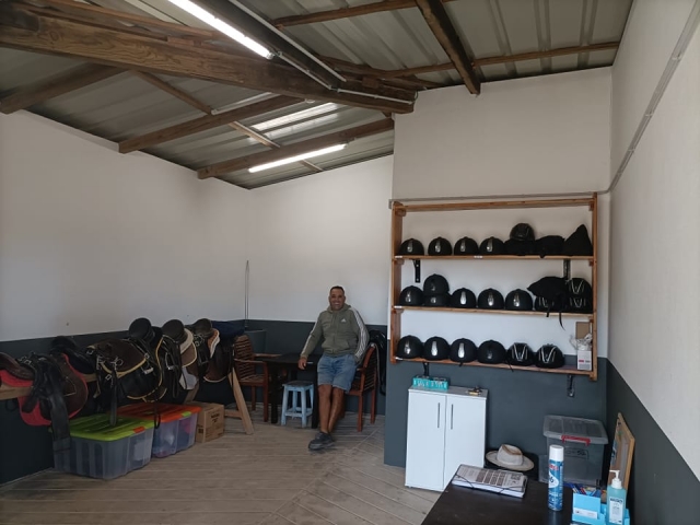 Uno de nuestros monitores rodeado del material para subir a caballo