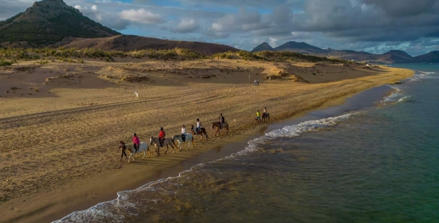 Espectacular panorámica aérea que resalta la camicrema por la playa