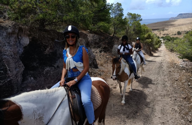 Siguiendo un sendero montados a caballo