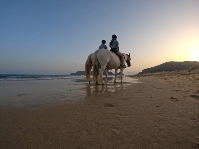 Pero también para quedarse paralizado subido en el caballo observando los bellos colores que forma el cielo