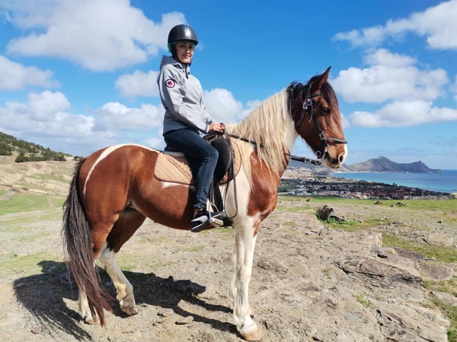 Posando feliz e imponenle subido en el caballo