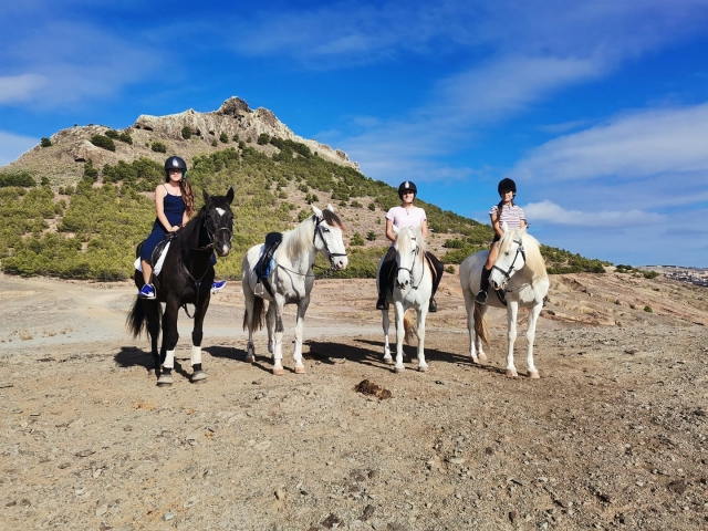 Cuatro usuarios encantados de realizar la excursión a caballo con nuestro centro ecuestre