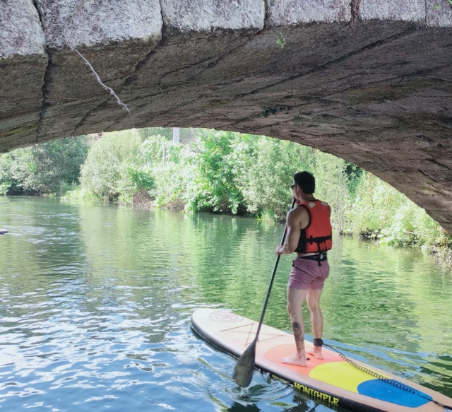 Atravesando la estructura de un arco de pie en la tabla