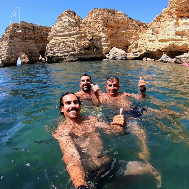 Grupo de amigos disfrutando de la experiencia