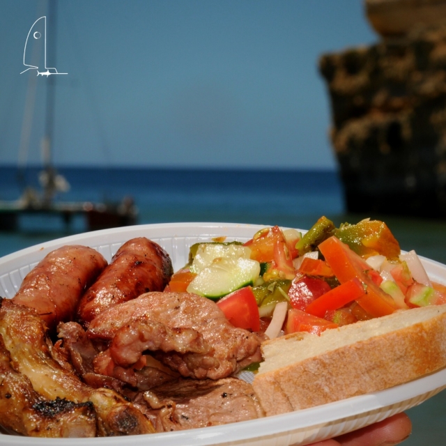 Parrillada de carne y ensalada