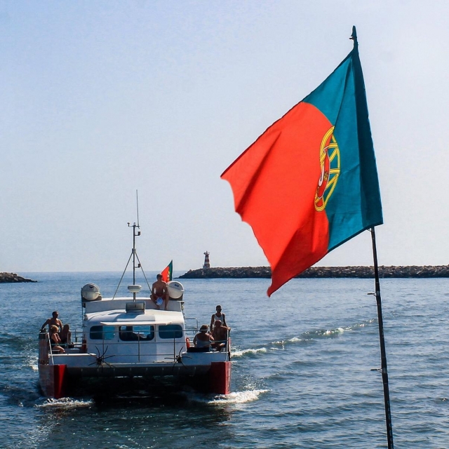 Paseo en catamarán por la costa de Portugal