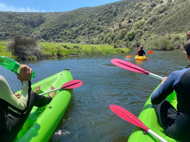 Controlando el kayak por el río