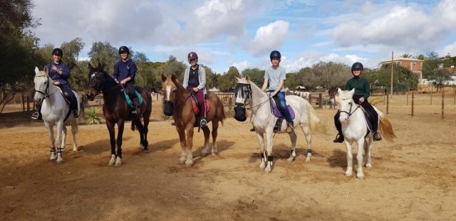 Foto grupal de varios jinetes a caballo