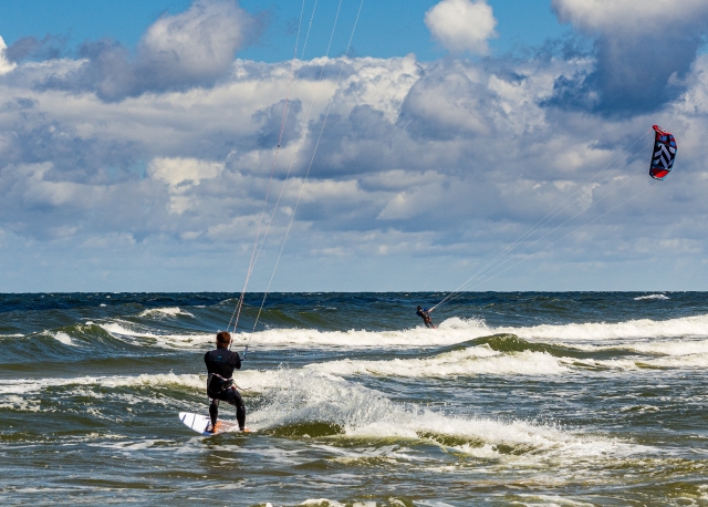 Disfrutando del día practicando Kitesurf