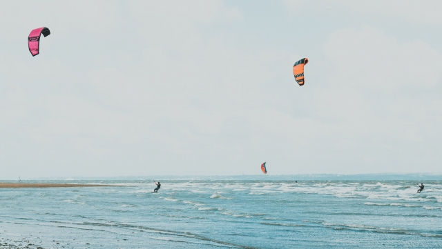 Parejas realizando kitesurf