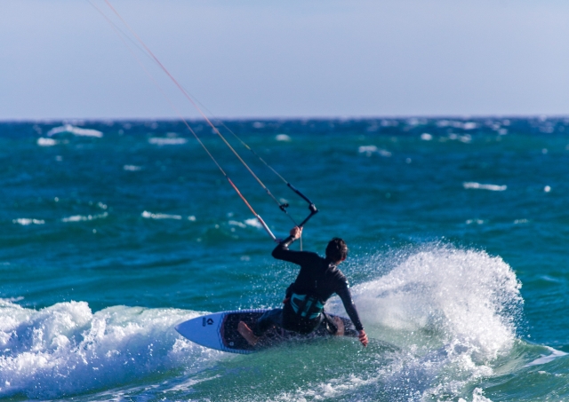 En pleno giro duranle el kitesurf