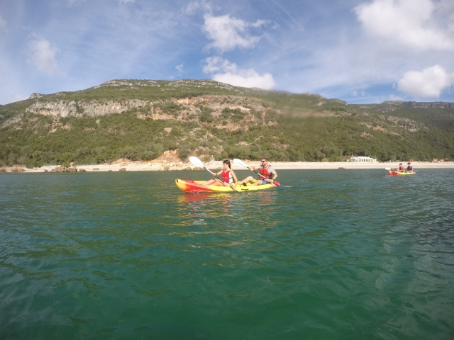 Contrastes de montañas y el mar sobre el kayak