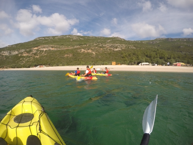 Remando por el mar sobre el kayak
