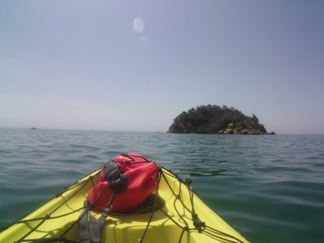 Descubriendo los bonitos paisajes sobre el kayak