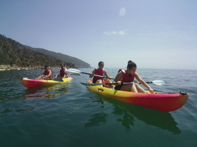 Amigos disfrutando de la travesía en kayak