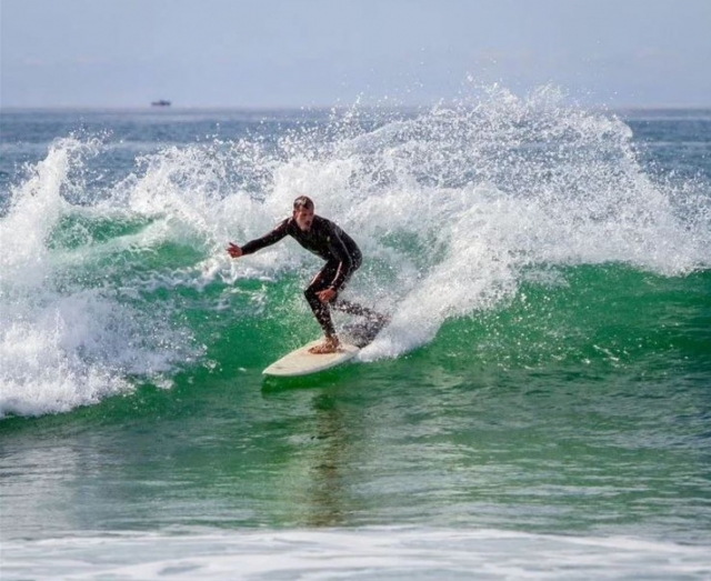 Un usuario demuestra su dominio sobre la tabla en esta fotografía