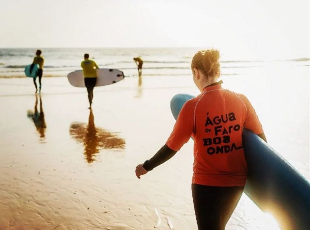 De camino al agua para cabalgar las olas del mar