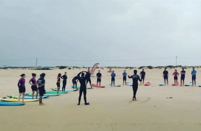 Clase de surf colectiva que primero tiene lugar en la arena