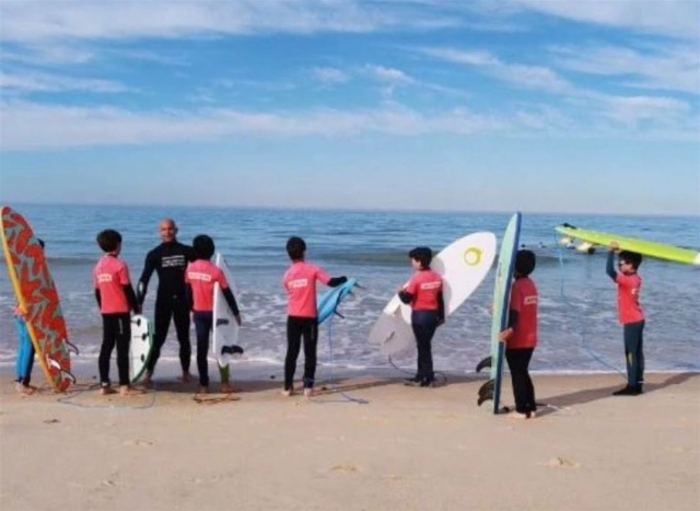 Un grupo de niños pequeños preparados para subirse a la tabla
