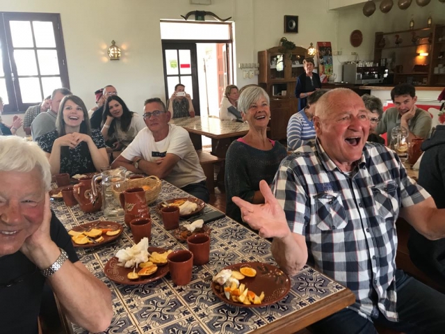 Comiendo en la Quinta do Rio