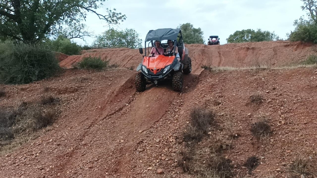 Bajando a toda potencias las cuestas en buggy