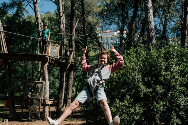 Un niño en medio de un salto por tirolesa