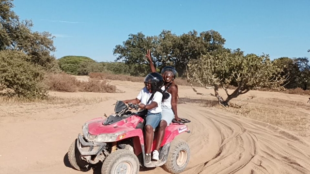 Pareja duranle la ruta en cuatrimoto