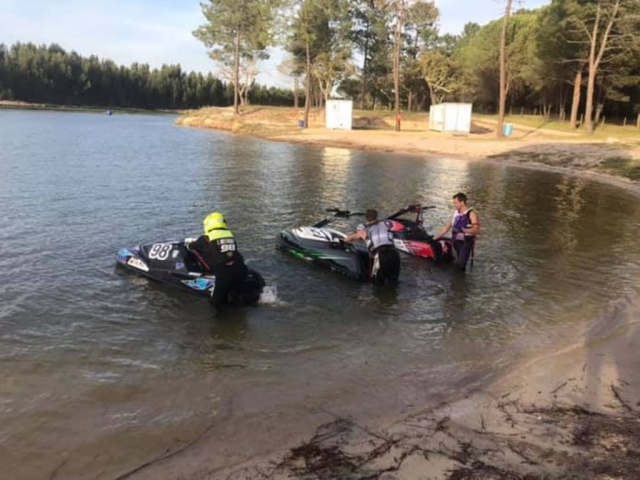 Jet skis en el lago de Santo Estevão