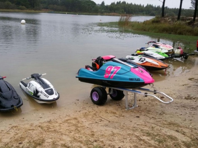Nuestro ejército de motos ded agua esperándole