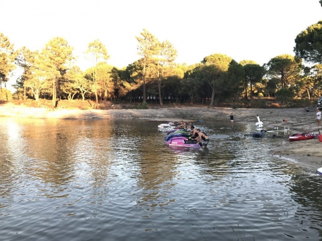 Jet skis en el lago