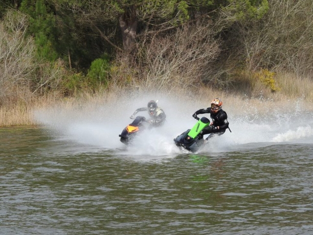 Salpicando agua con las jet skis