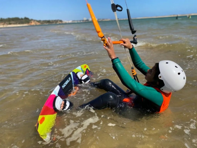 Practicando las técnicas de kitesurf en Lagos