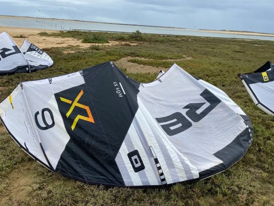 Equipo de kitesurf preparado en la playa