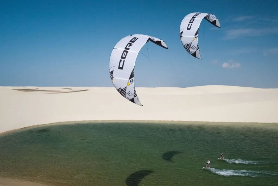 Disfrutando del paisaje portugués mientras se practica kitesurf