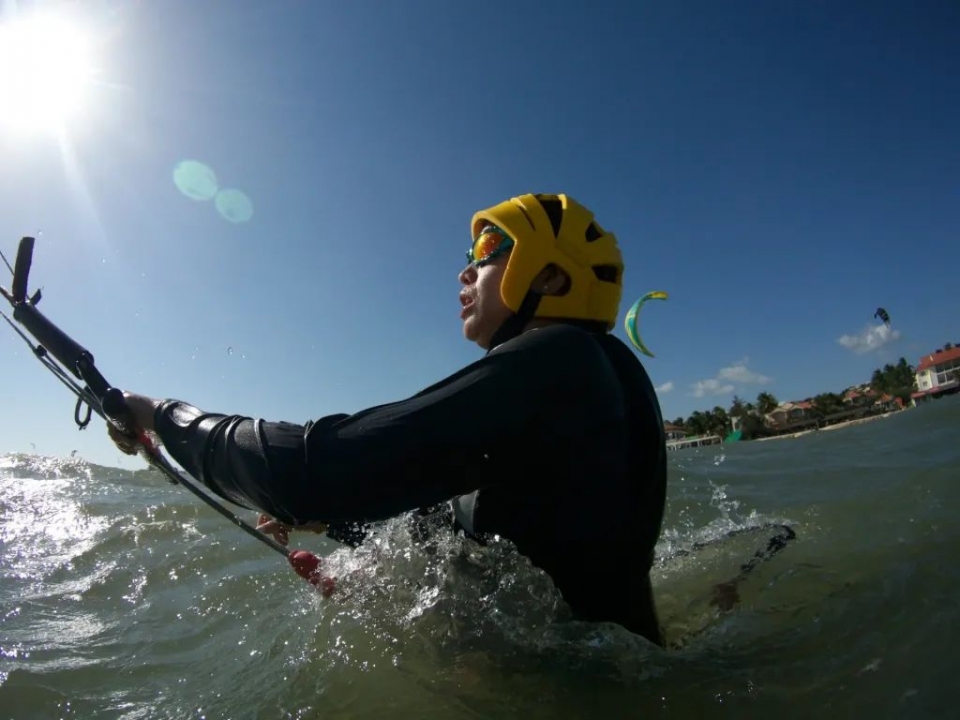 Disfrutando de una clase de kitesurf en la costa de Lagos