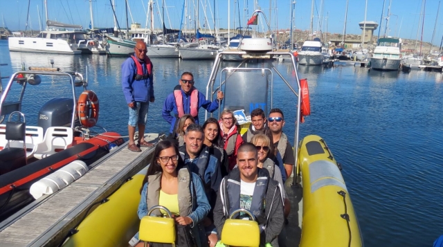 Un grupo de turistas ya dispuestos en la embarcación para partir enseguida