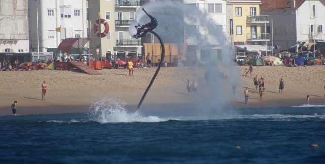 A punto de voltear por completo duranle una acrobacia de flyboard