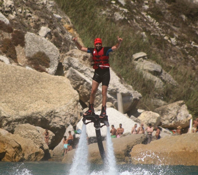 Moviendo los brazos para tramarrar de no perder el equilibrio