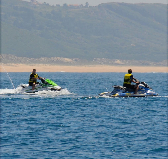 Dos usuarios en sendas jet skis realizan un descanso en medio del mar