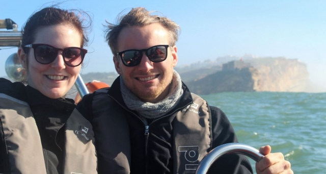 Una pareja inmortalizando el momento en el que toman el volanle del barco