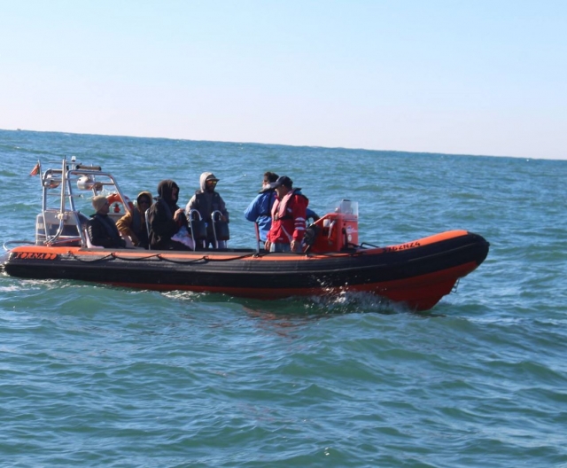 Una lancha con amplia capacidad surcando el Atlántico