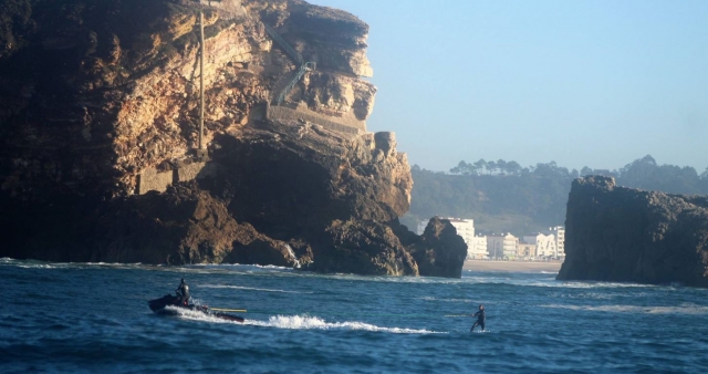 Imagen panorámica en la que se observa a un usuario realizando esquí acuático en las inmediaciones del cañón