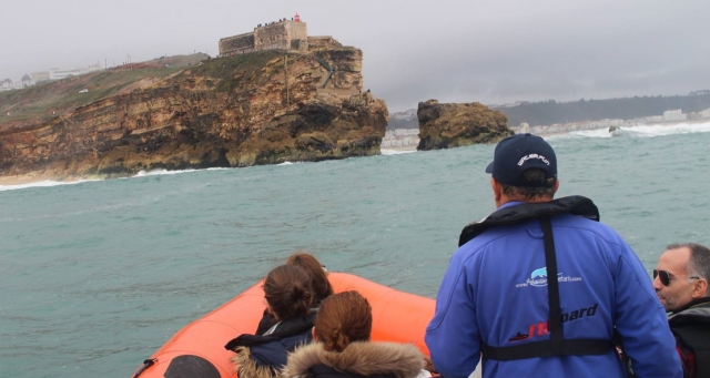Llegando a las cercanías del cañón, con el pequeño faro rojo de fondo