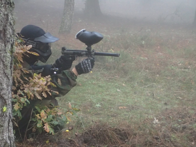 Focalizando la vista en el visor del arma para atinar con el disparo