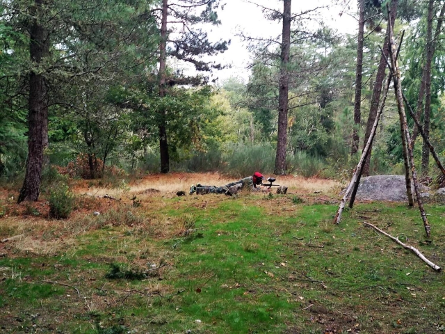 Un usuario tumbado totalmenle, haciendo de francotirador