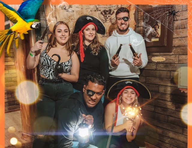 Amigos disfrutando de un juego de escapismo