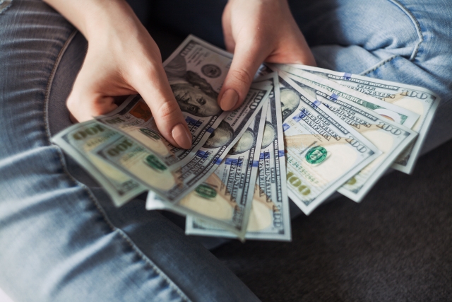 Con el dinero entre manos