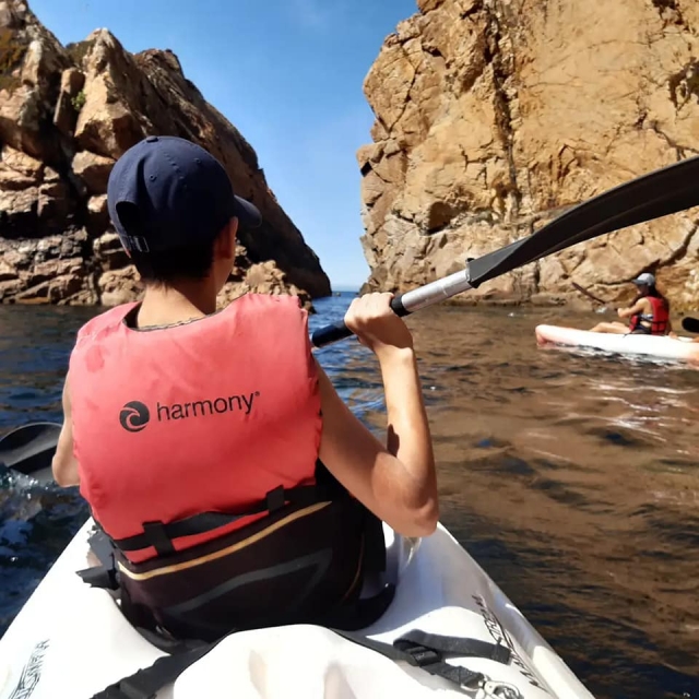 Con el remo entre las manos para disfrutar de una jornada en kayak