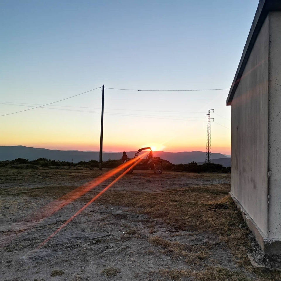 El sol poniéndose en el horizonle duranle una ruta en buggie